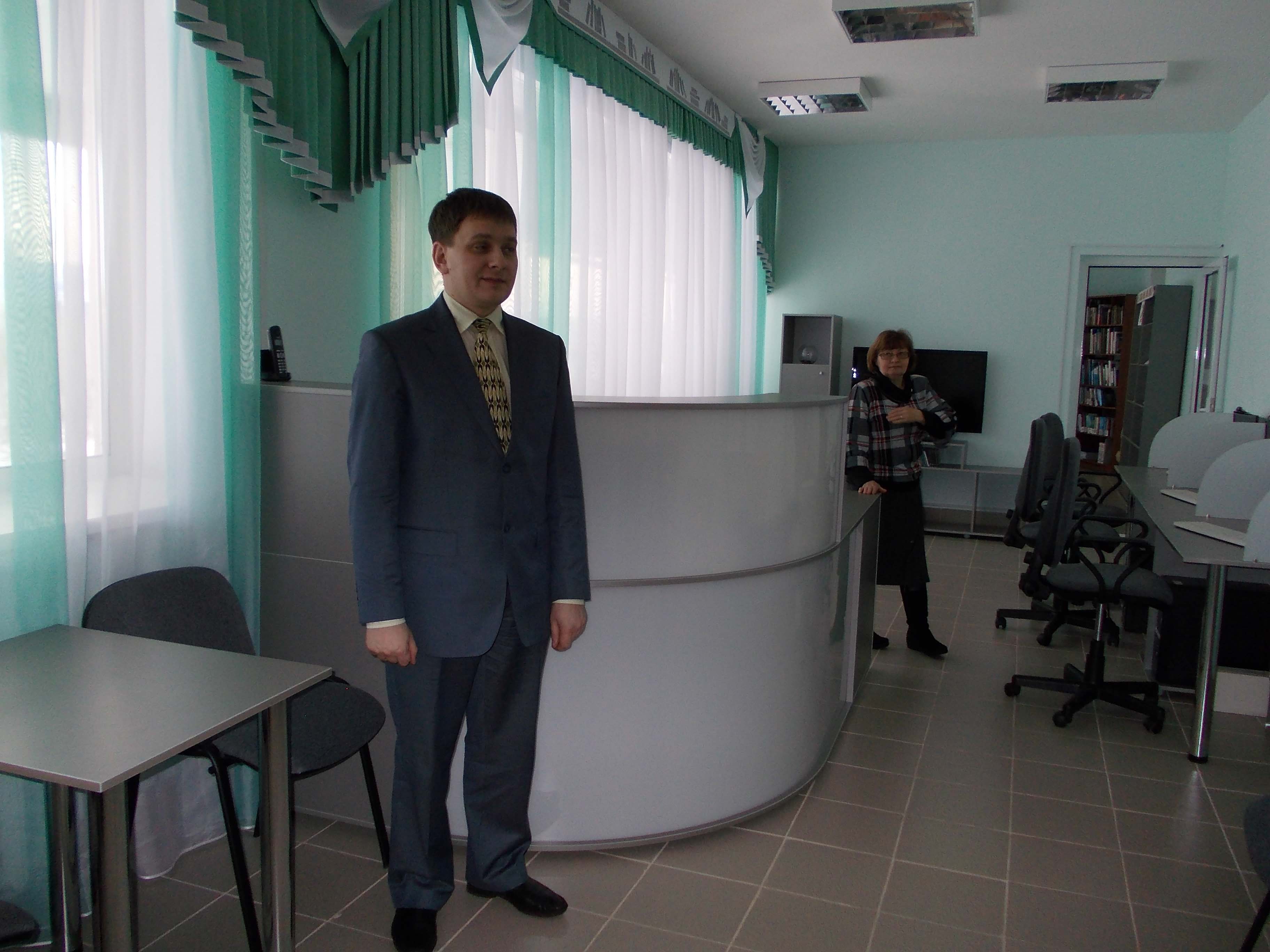 Глава Ленинск-Кузнецкого муниципального района Харитонов Алексей Виктолрович приветствует гостей модельной библиотеки.